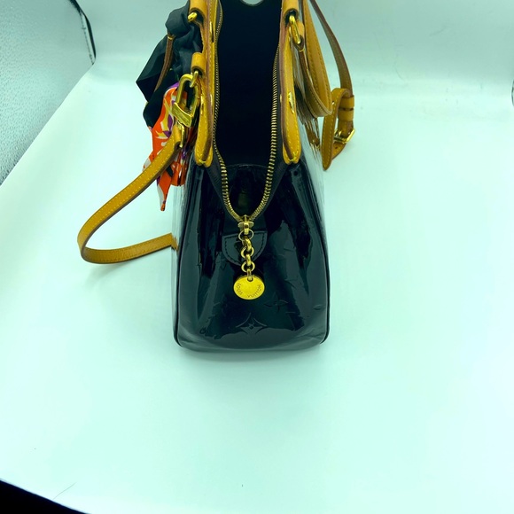 Louis Vuitton Bre Vernis Burgundy Patent Leather Shoulder Bag. - Picture 5 of 16